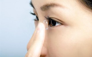 如何佩戴隐形眼镜，如何佩戴隐形眼镜视频教程