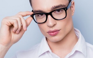 浮肿眼适合戴什么眼镜，眼浮肿